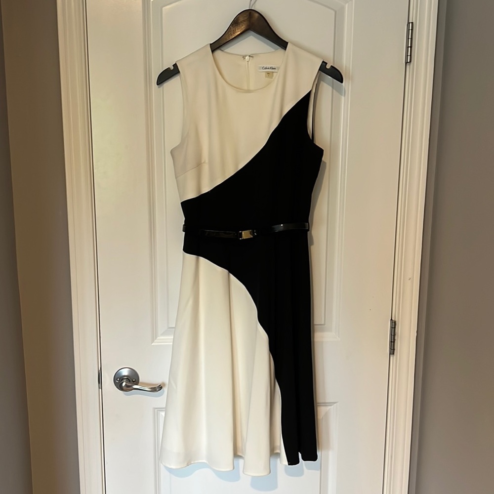 White and black diagonal print dress with belt